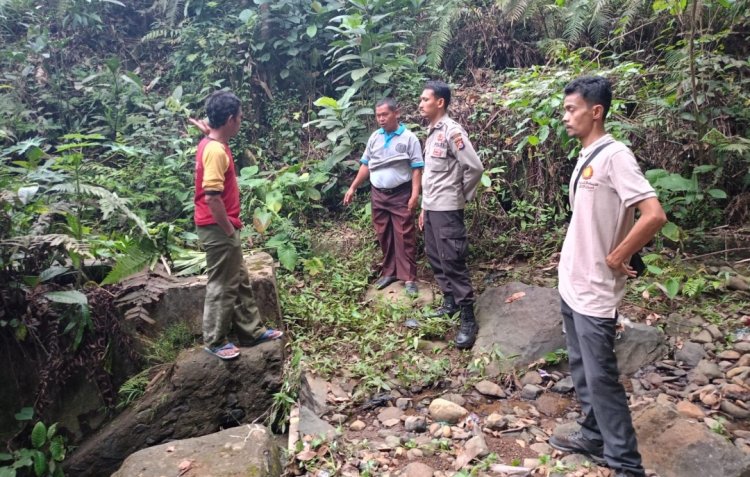 Tampung Keluhan Petani Terkait Kesulitan Air, Kanit Binmas Polsek Jiput bersama BPP Jiput Terjun Kelapangan.