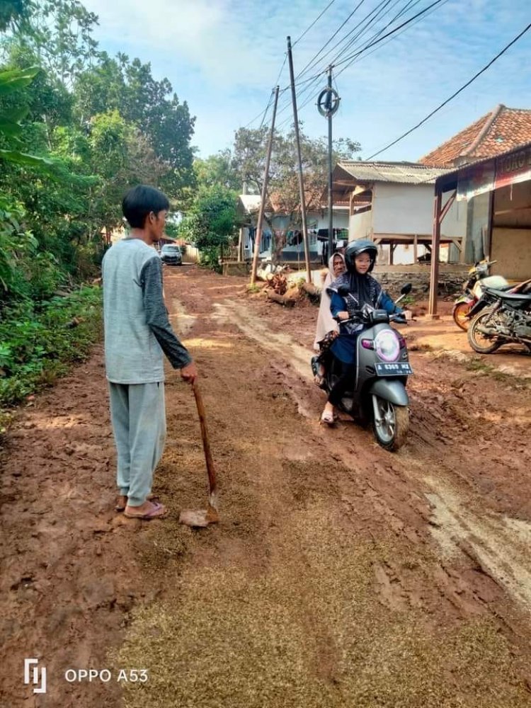 Warga Desa Kadu Bera Keluhkan Jalan Rusak Parah Belum Kunjung Diperbaiki