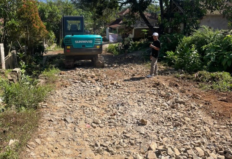 Merasa Kesal Dengan Pemerintah Karena tidak ada Perhatian, Warga Desa Kadubera Kecamatan Picung Iuran Untuk Memperbaiki Jalan Kabupaten