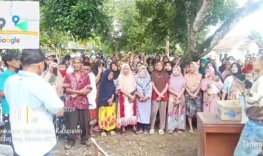 Diduga Tim Paslon Bupati Pandeglang dan Gubernur Banten No. 01 Bagi-Bagi Sembako Dengan Dalih Tebus Murah, di Desa Babakanlor Cikedal