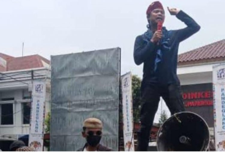 Aktivis Pemuda Menyoal Terkait Kabel Jaringan Internet Diduga Milik PT. Awi Net, Berserakan Dijalan Yang Dapat Membahayakan Pengguna Jalan Raya