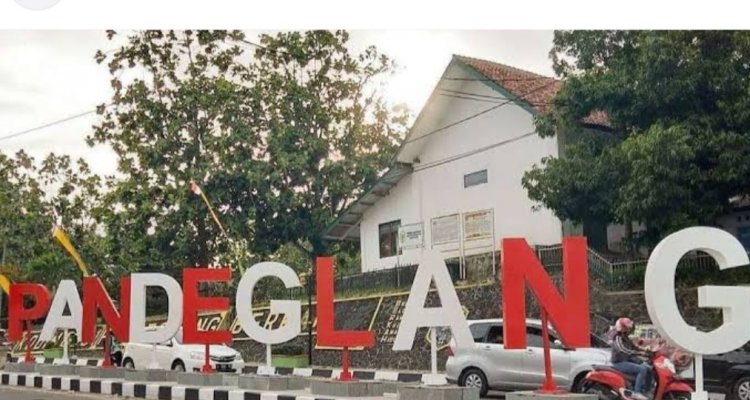 Warga Perbaiki Rumah Anak Yatim Di Cigeulis Sendiri Tanpa Ada Interpensi Dari Dinas Perkim Pandeglang,  Disoal Muda Care Indonesia