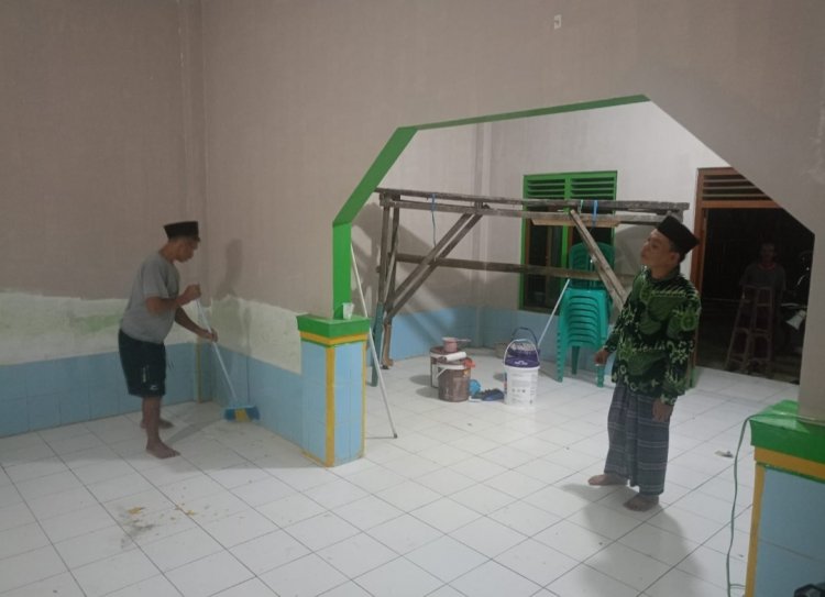 Sambut Bulan Suci Ramadhan, Warga Kampung Sukacai Lebak RT 01 Lakukan Pengecatan Mushola Hidayatu