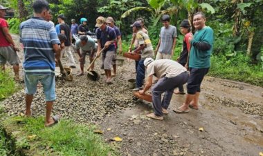 Akses Menuju Kantor Kecamatan Cikedal Tak Kunjung Diperbaiki, Warga Bersama Polsek Cikedal Perbaiki Jalan Secara Swadaya