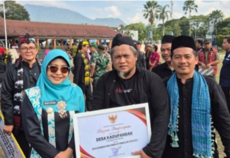 Di Hari Jadi Ke 151 Pandeglang, Desa Kadupandak Picung Mendapatkan Penghargaan Berkinerja Baik Dari Bupati Pandeglang