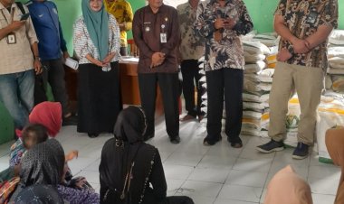 Pinca Lebak, Kepala DPKP Pandeglang & Camat Patia Hadiri Pembagian Beras Bantuan Didesa Patia  Periode Juni-Juli 2025