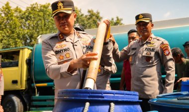 Dipimpin Kapolres Pandeglang, Polres Pandeglang Salurkan Bantuan Air Bersih di Kecamatan Sukaresmi
